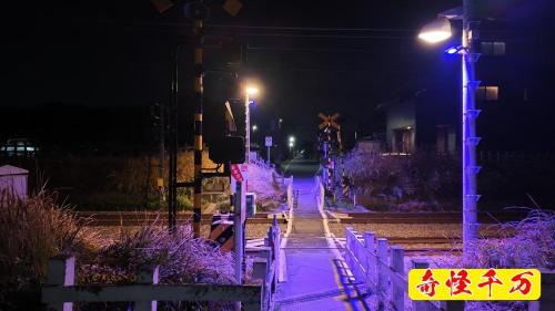 金剛院墓苑近くにある踏切の写真