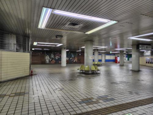 東成田駅と空港第2ビル駅を結ぶ地下道の写真