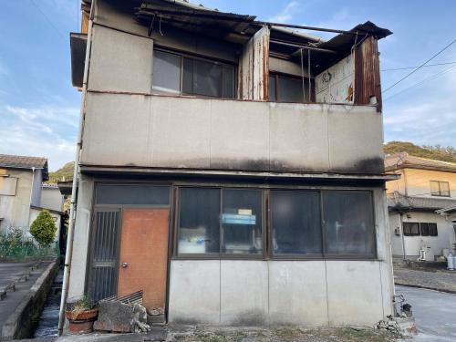 勝手口が勝手に開く事故物件の写真