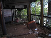 山梨県富士河口湖町の心霊スポット「小曲園」