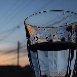 丑三つ時にコップの水を飲むの画像