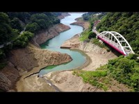 宮ヶ瀬ダム 湖底から現れた橋や標識 　宮ヶ瀬湖ドローン空撮